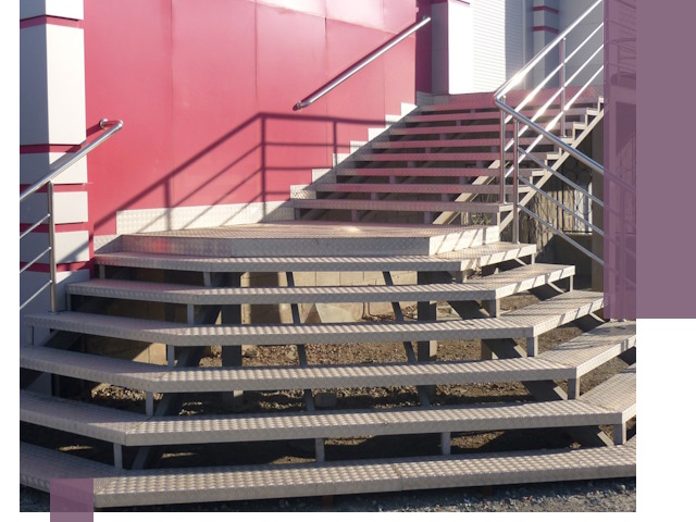 Лестницы для магазина в Норильске — изготовление и монтаж