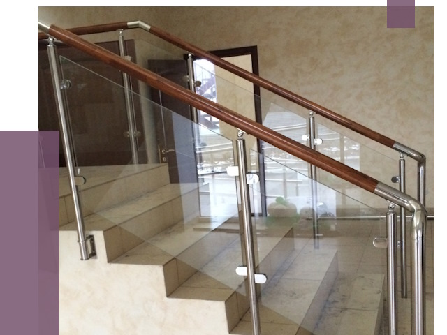 Комбинированные перила из металла и дерева в Норильске